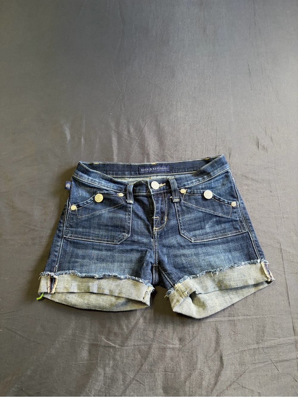 Y2K style Rock & Republic dark wash denim shorts w/cute button details. Size 0